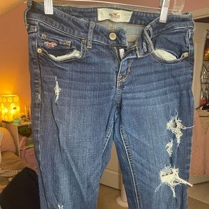 Medium wash Hollister Jeans. Gently worn, size 5L. No visible stains or marks.